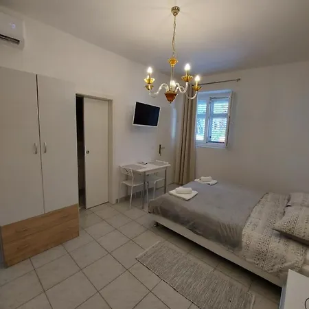 Studio Apartments Ana & Mia Vis Exterior photo